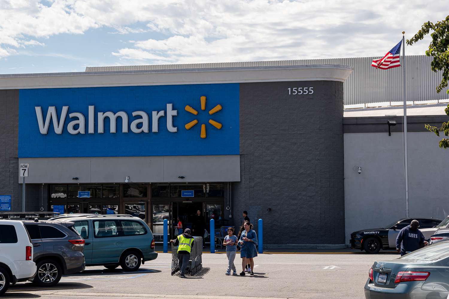 Walmart Wants You: Elevate Your Career with Us!